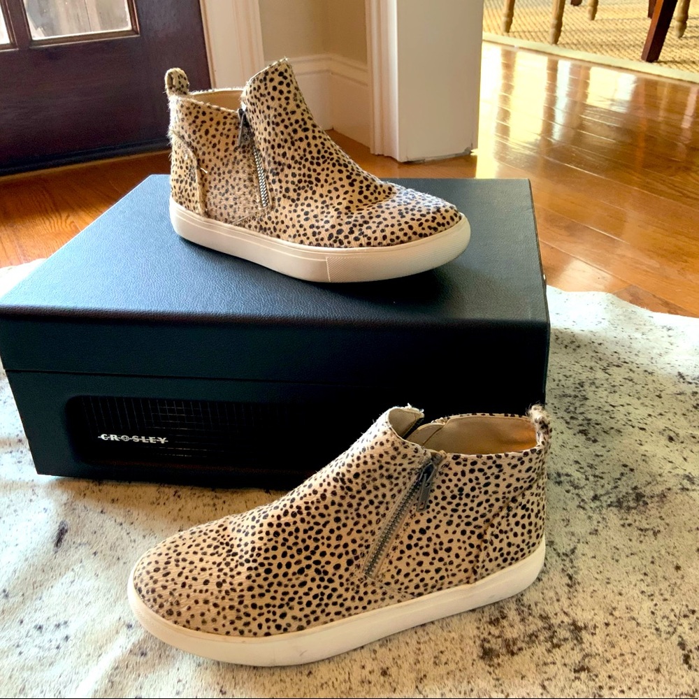 Fun leopard textured high top sneaker.